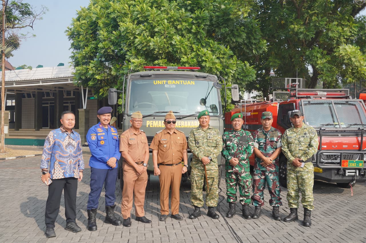 Disdamkar Garut Apresiasi Bantuan Mobil Tangki Air TNI