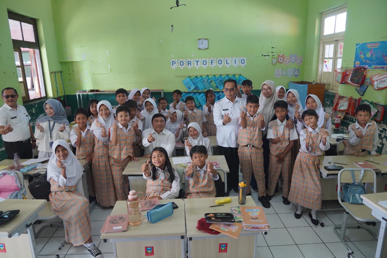 Bupati Garut Tinjau Langsung Hari Pertama Penerapan Jam Masuk Sekolah Pukul 06.30 WIB